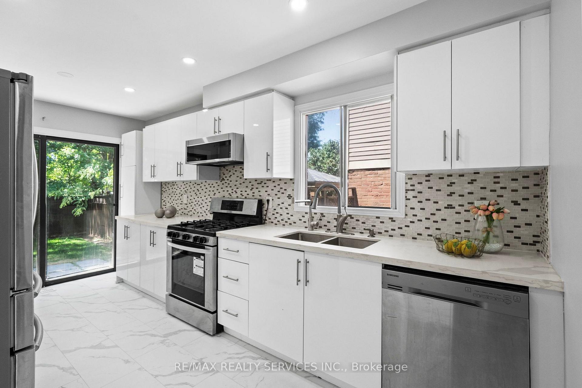 Photo 14 of 1273 Barberry Green, Oakville, Glen Abbey — HOMEH