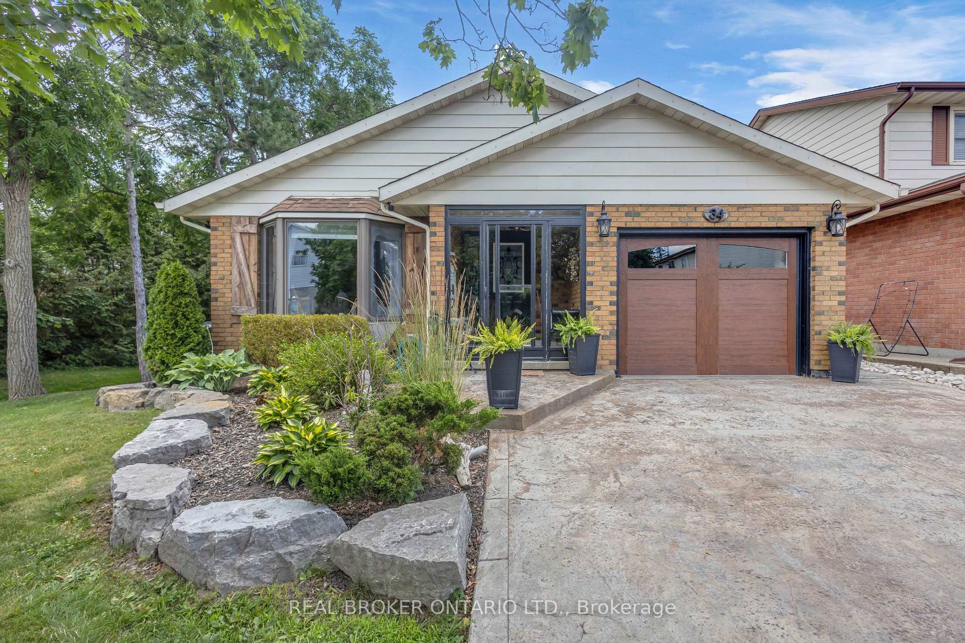 Photo 1 of 34 Elmvale Court, Haldimand — HOMEH