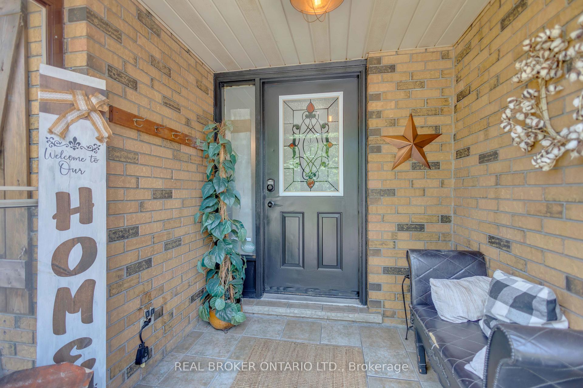 Photo 2 of 34 Elmvale Court, Haldimand — HOMEH
