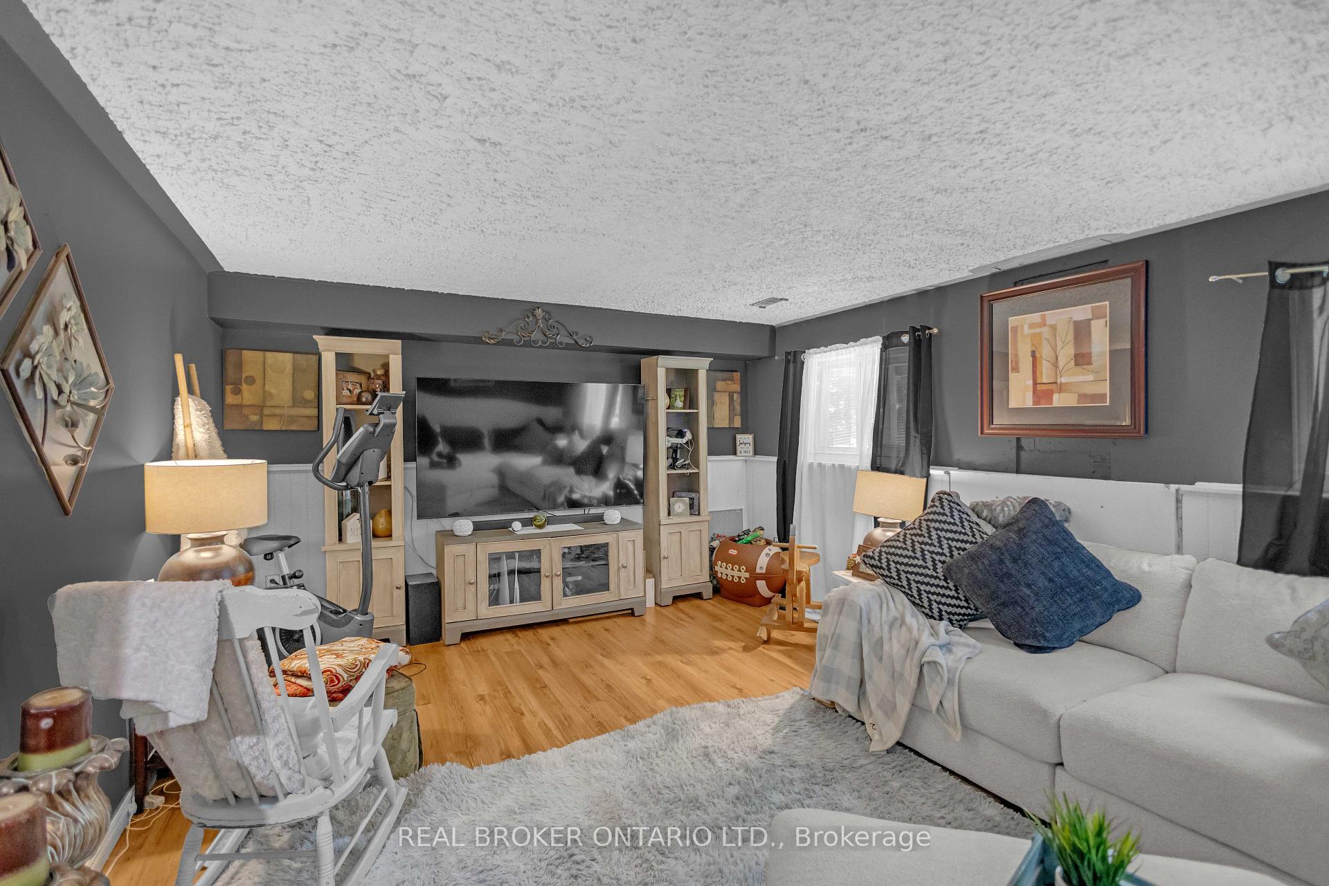 Photo 24 of 34 Elmvale Court, Haldimand — HOMEH