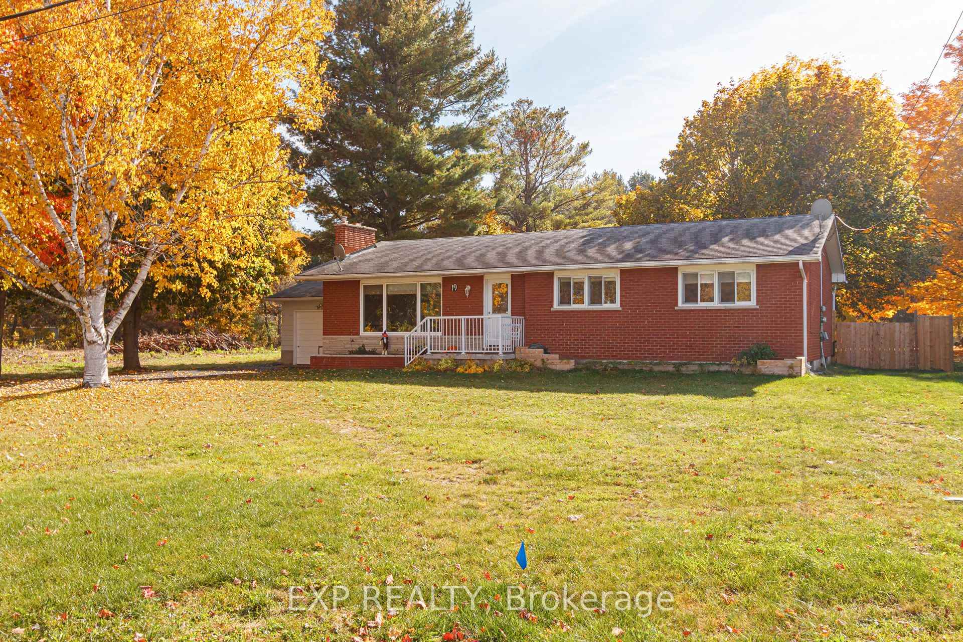 Photo 2 of 19 Locke Avenue, Clearview, Stayner — HOMEH