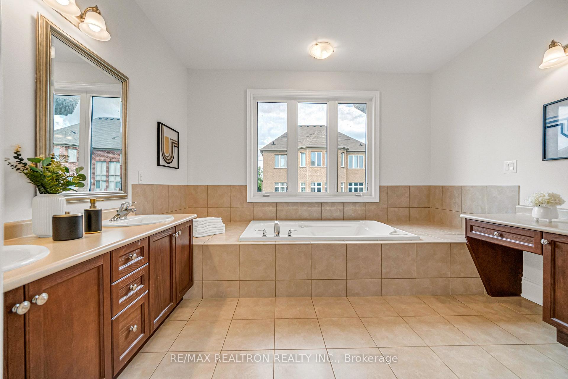 Photo 37 of 32 Royal West Road, Markham, Devil's Elbow — HOMEH