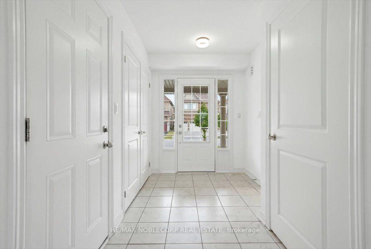 Photo 4 of 226 Bruce Cameron Drive, Clarington, Bowmanville — HOMEH