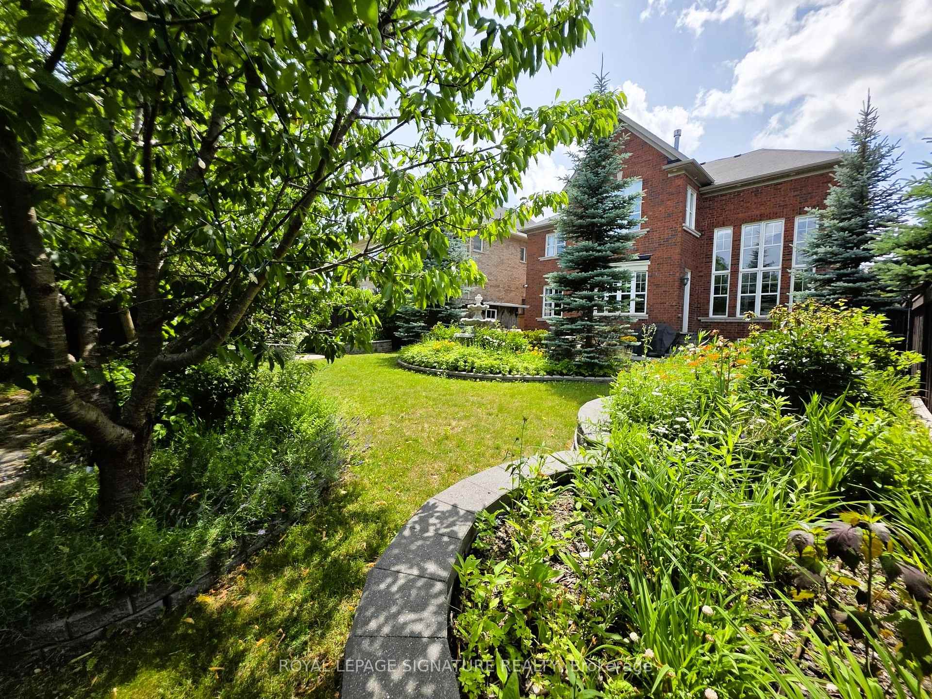 Photo 3 of 9 William Bowes Boulevard, Vaughan, Maple — HOMEH