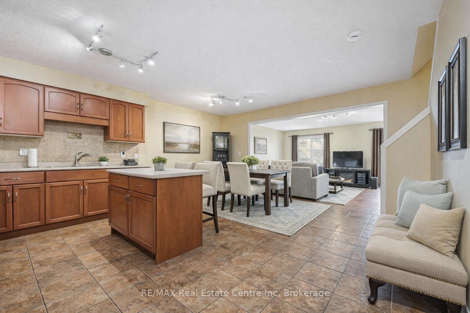Photo 2 of Unit 38, 210 Dawn Avenue, Guelph, Clairfields/Hanlon Business Park — HOMEH