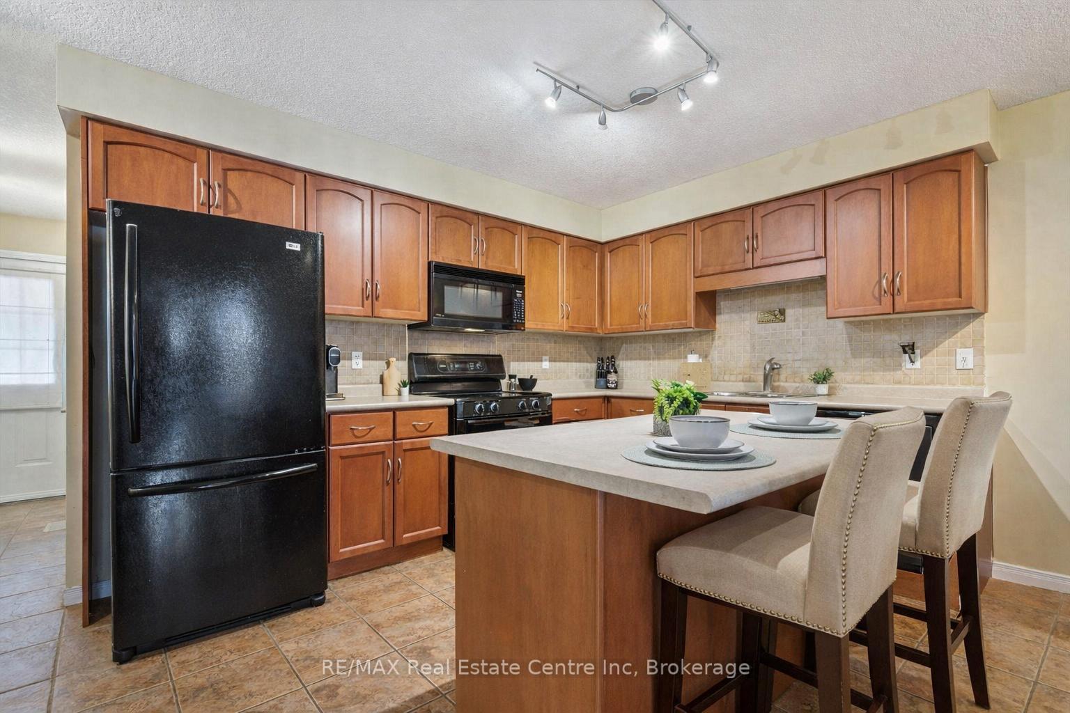 Photo 3 of Unit 38, 210 Dawn Avenue, Guelph, Clairfields/Hanlon Business Park — HOMEH