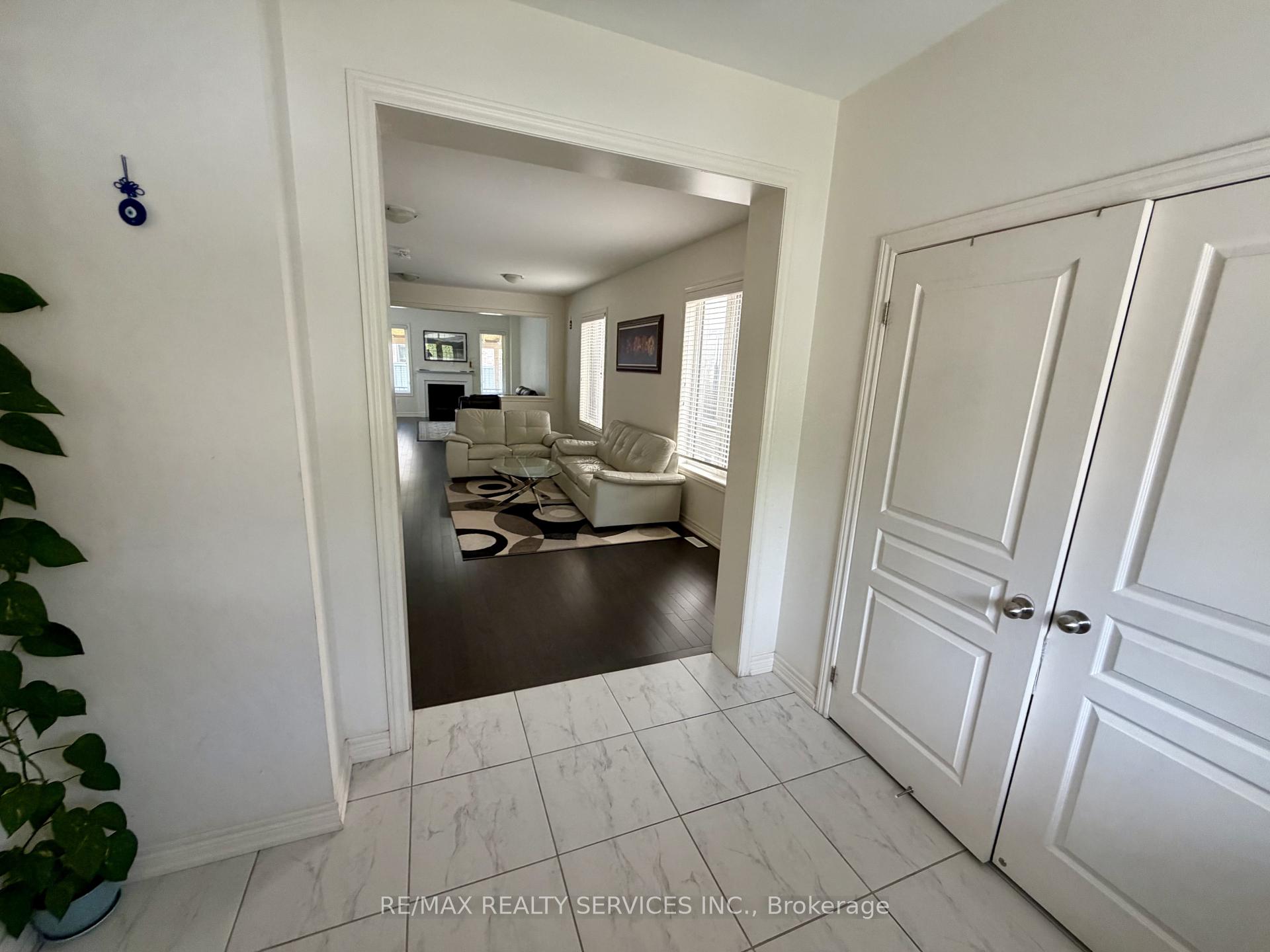 Photo 3 of 41 Oconnor Crescent, Brampton, Northwest Brampton — HOMEH