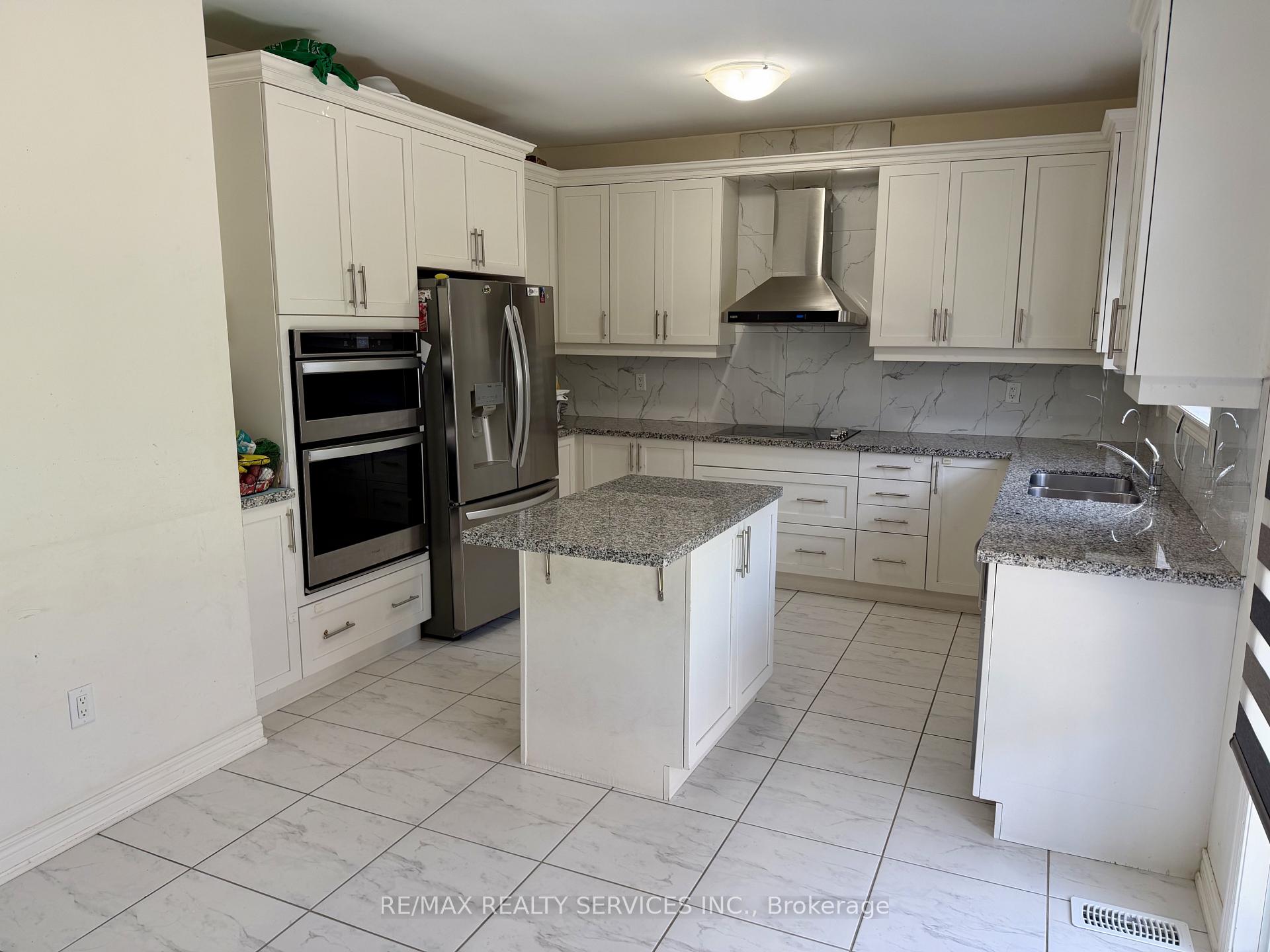 Photo 12 of 41 Oconnor Crescent, Brampton, Northwest Brampton — HOMEH