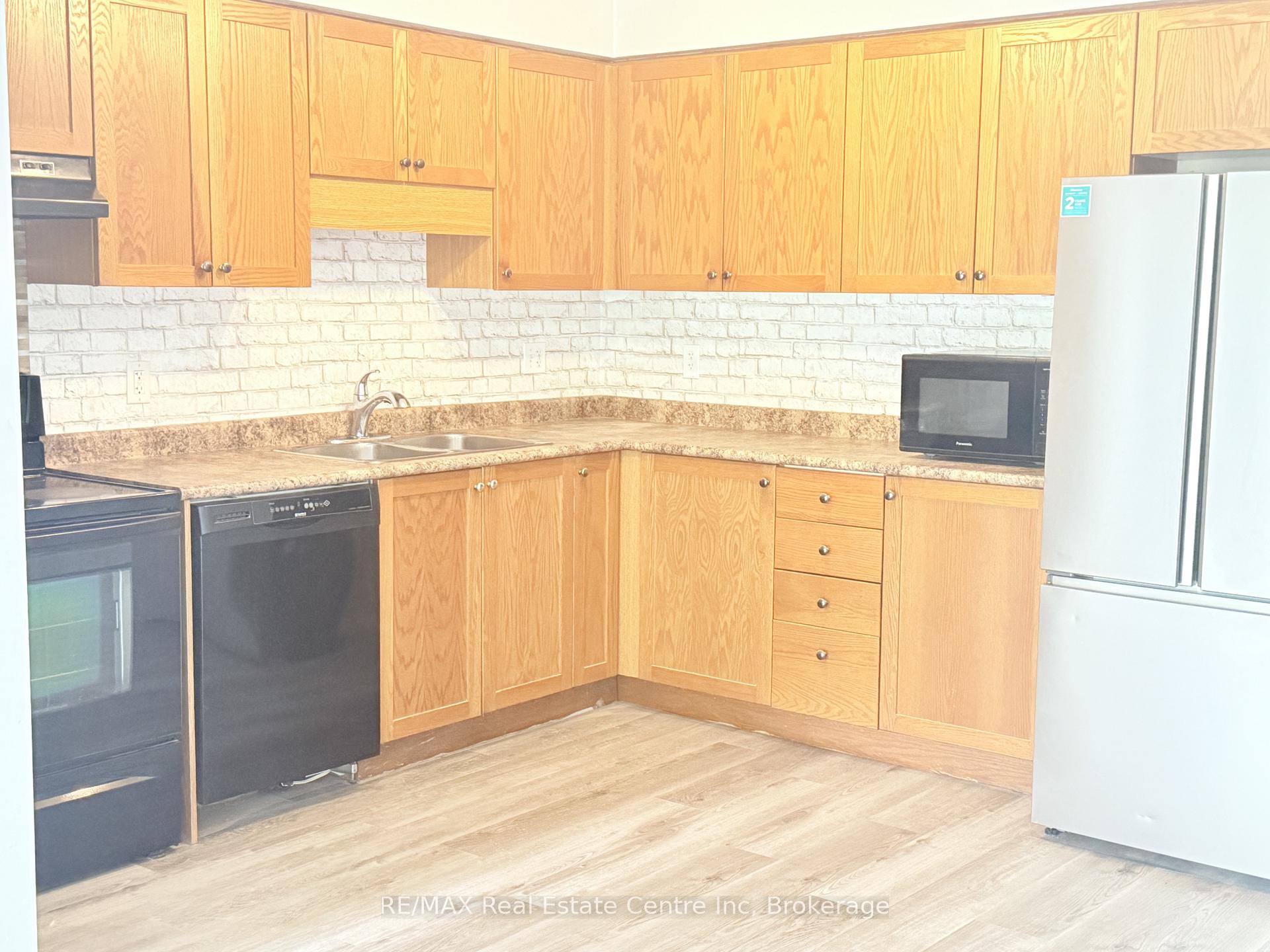 Photo 3 of 84 Brookfield Crescent, Kitchener, Country Hills West — HOMEH