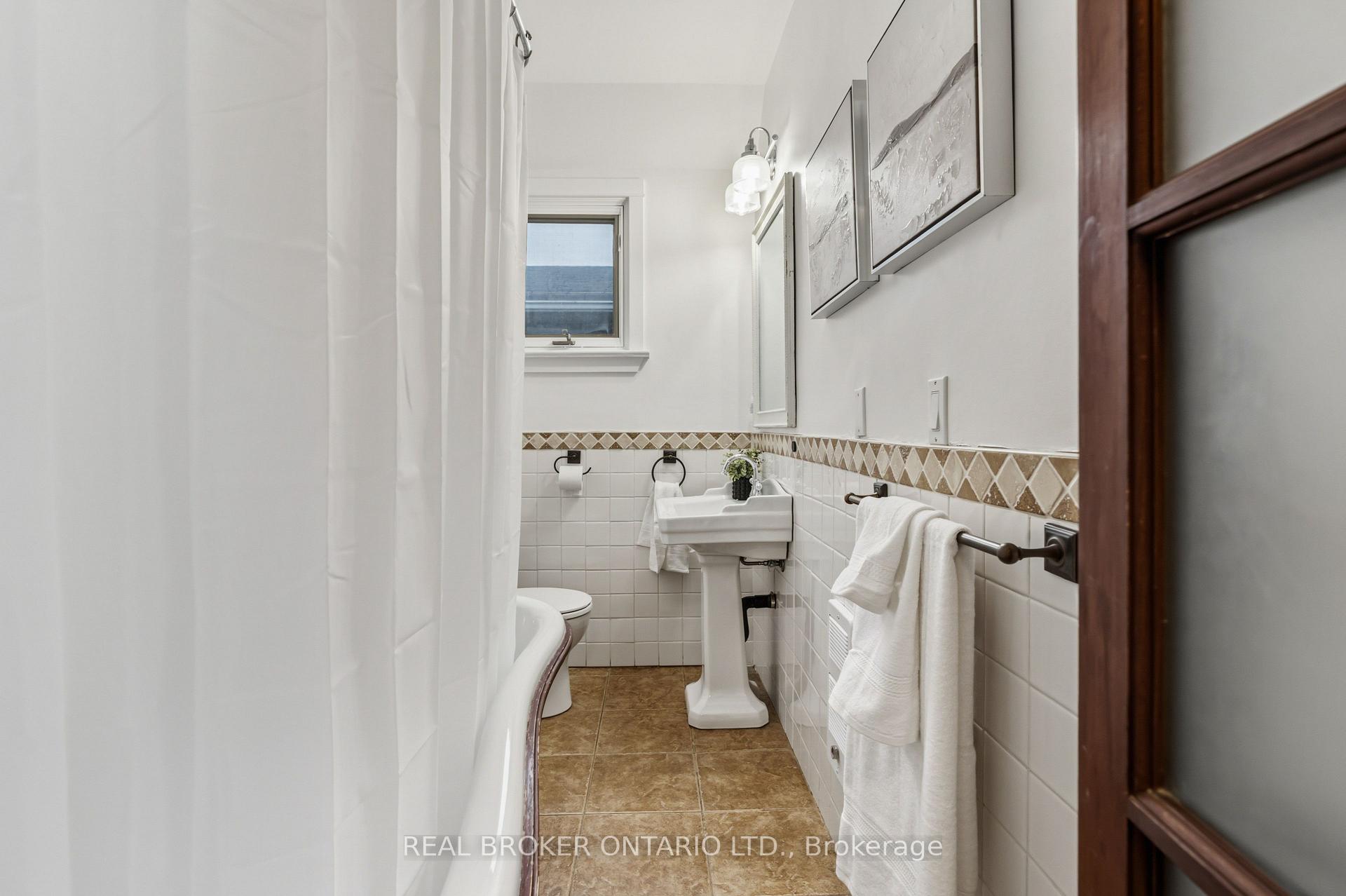 Photo 20 of 136 Blantyre Avenue, Toronto, The Beaches — HOMEH