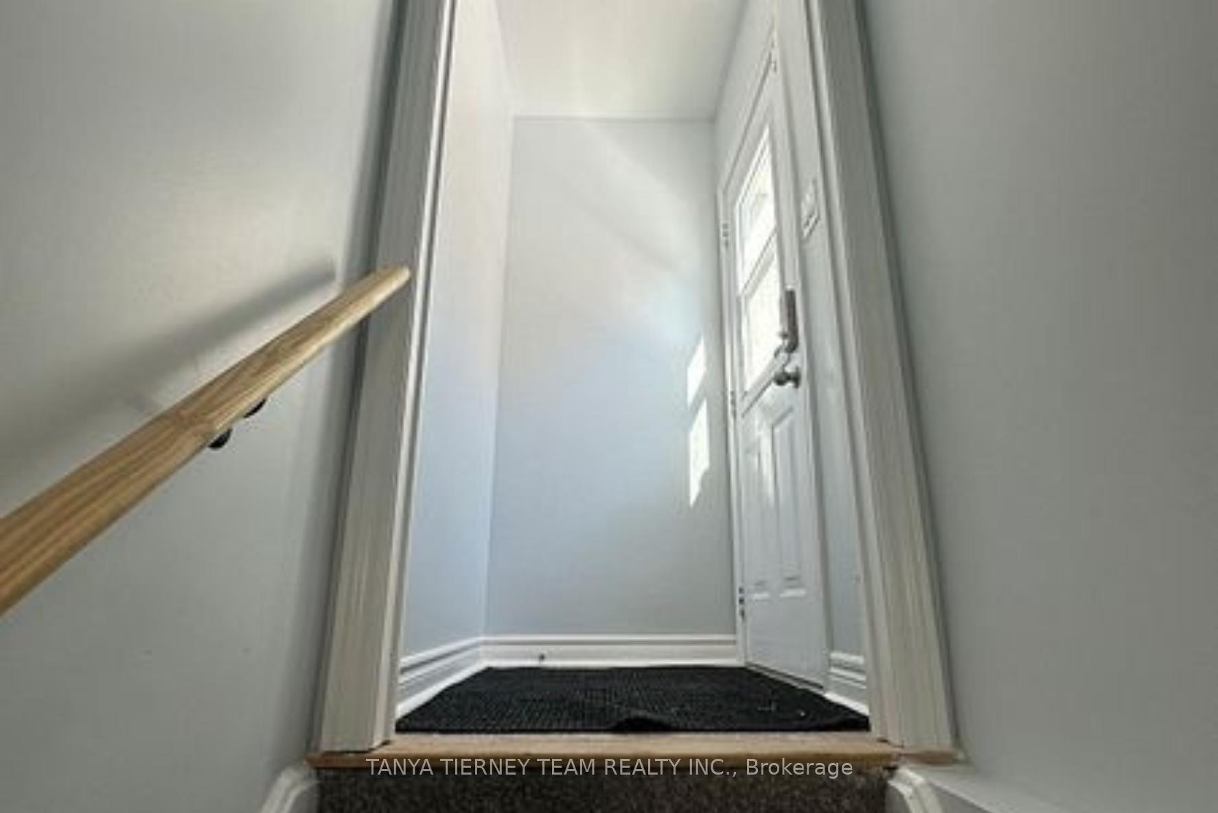 Photo 3 of 373 Carnwith Drive E, Whitby, Brooklin — HOMEH