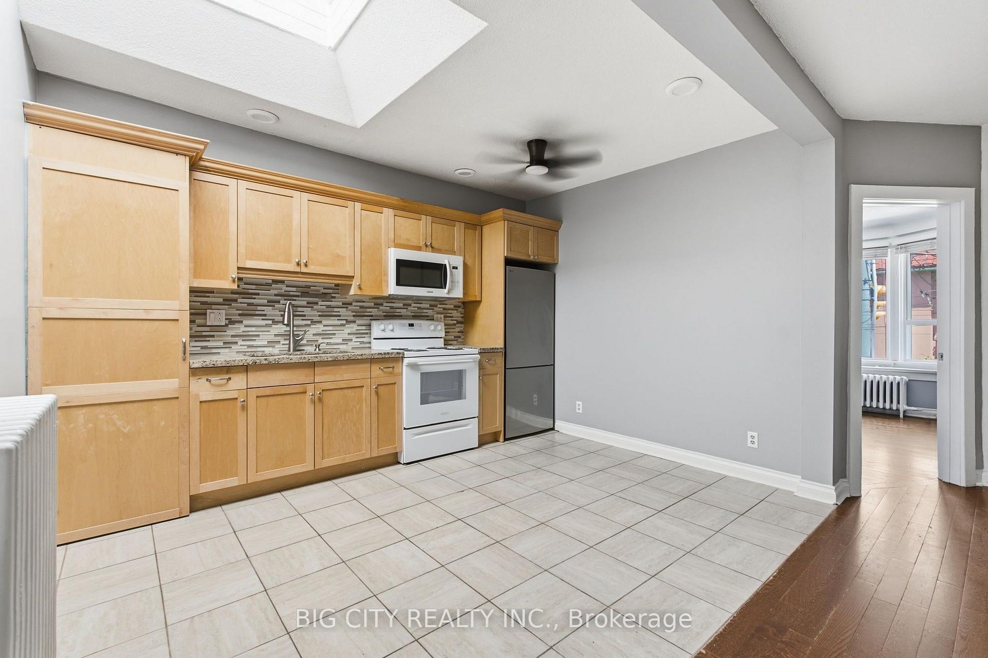 Photo 9 of Unit Upper, 1362 Bathurst Street, Toronto, Wychwood — HOMEH