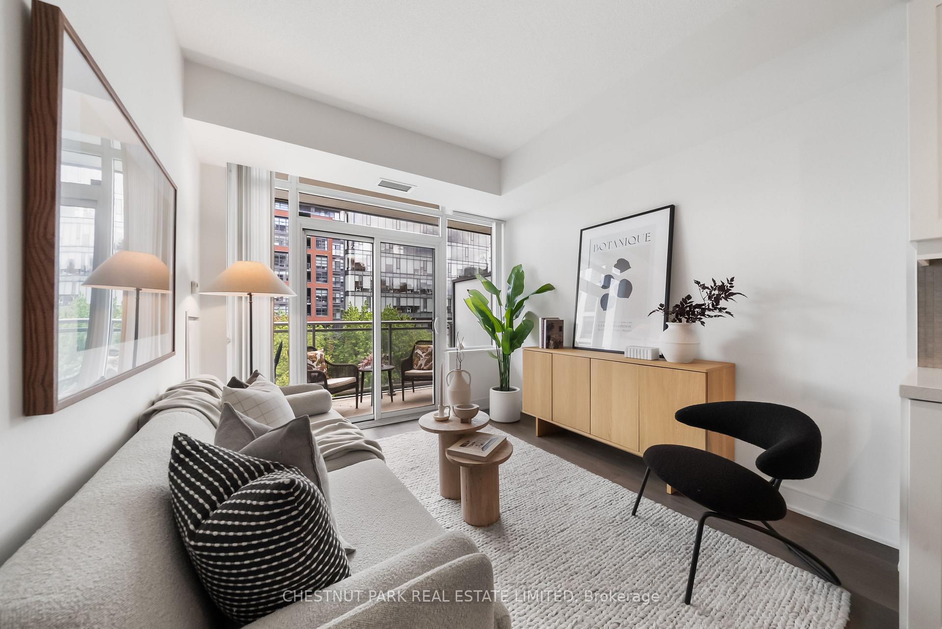 Front of Unit 923, 525 Adelaide Street W