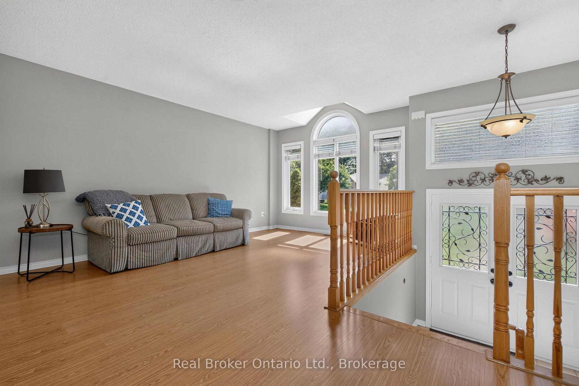 Photo 4 of 47 Timberland Crescent, Wasaga Beach — HOMEH