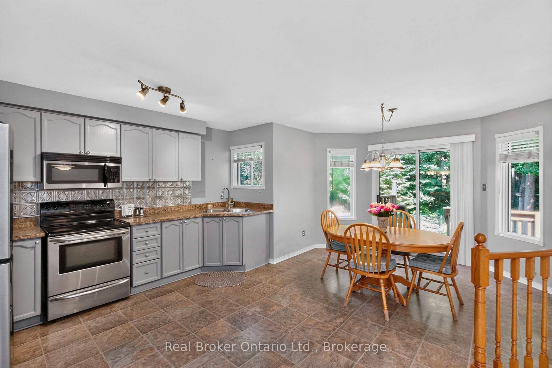 Photo 10 of 47 Timberland Crescent, Wasaga Beach — HOMEH