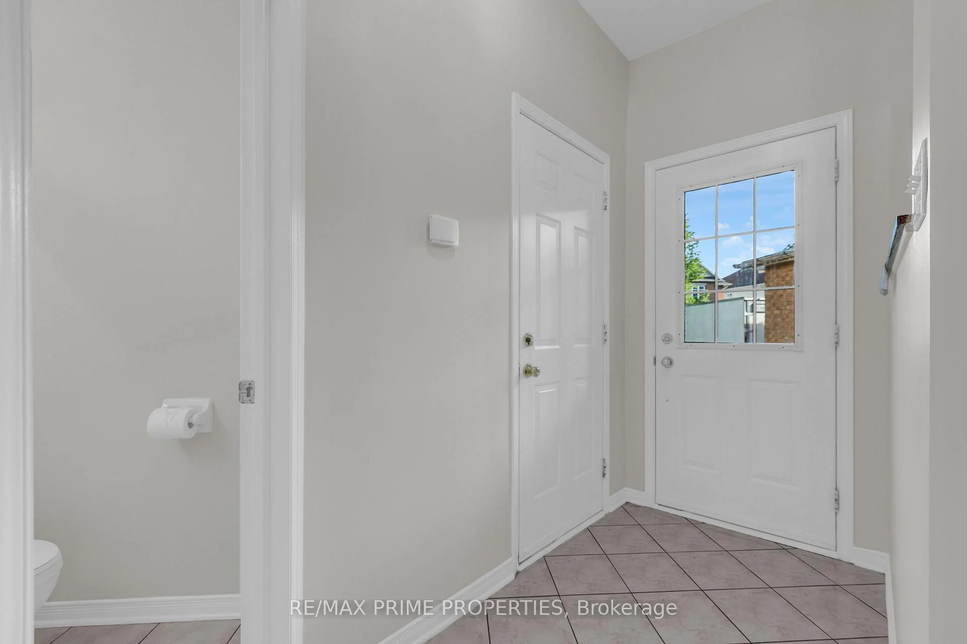 Photo 5 of 246 Duntroon Circle, Ottawa, Hunt Club Park/Greenboro — HOMEH