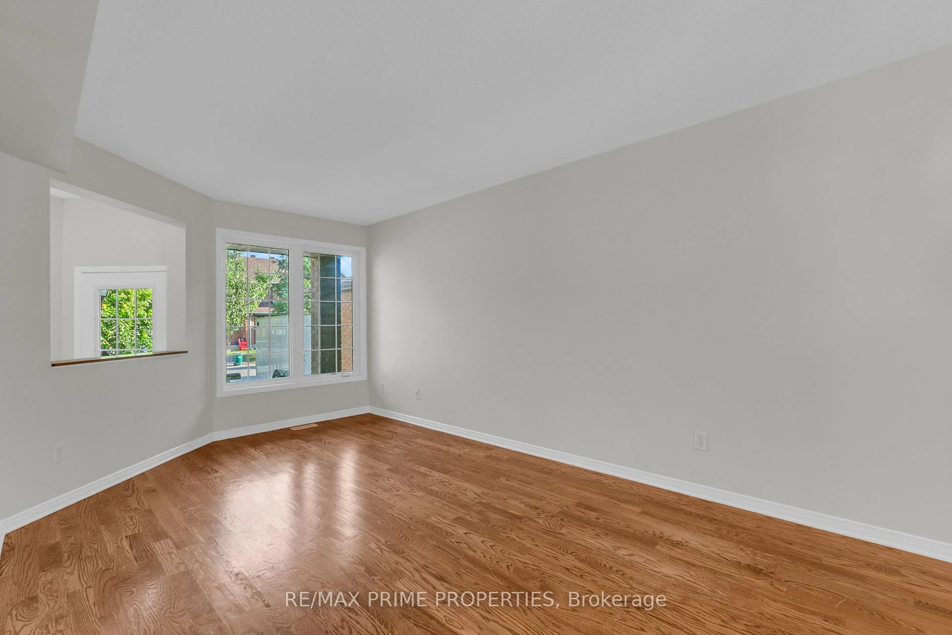 Photo 9 of 246 Duntroon Circle, Ottawa, Hunt Club Park/Greenboro — HOMEH