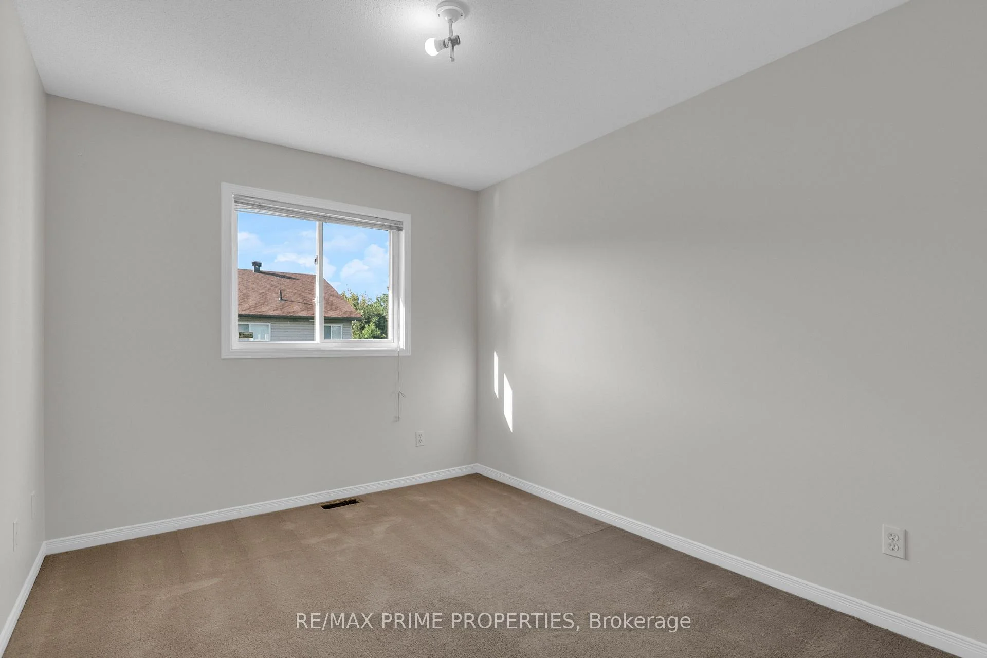 Photo 20 of 246 Duntroon Circle, Ottawa, Hunt Club Park/Greenboro — HOMEH