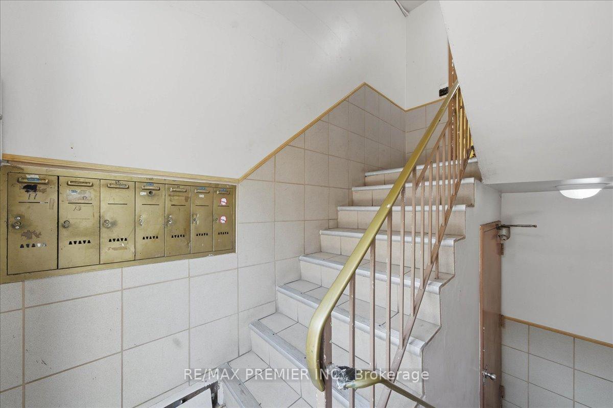 Photo 3 of 214 Wentworth Street S, Hamilton, Stinson — HOMEH
