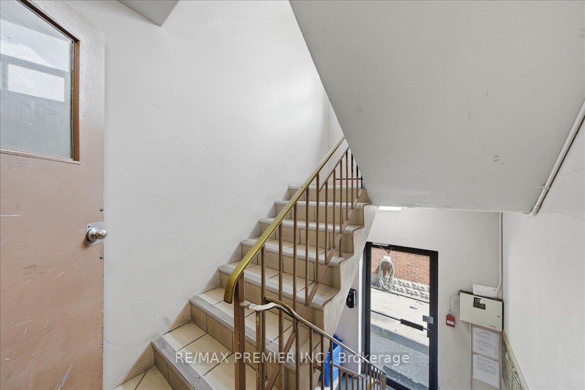 Photo 4 of 214 Wentworth Street S, Hamilton, Stinson — HOMEH