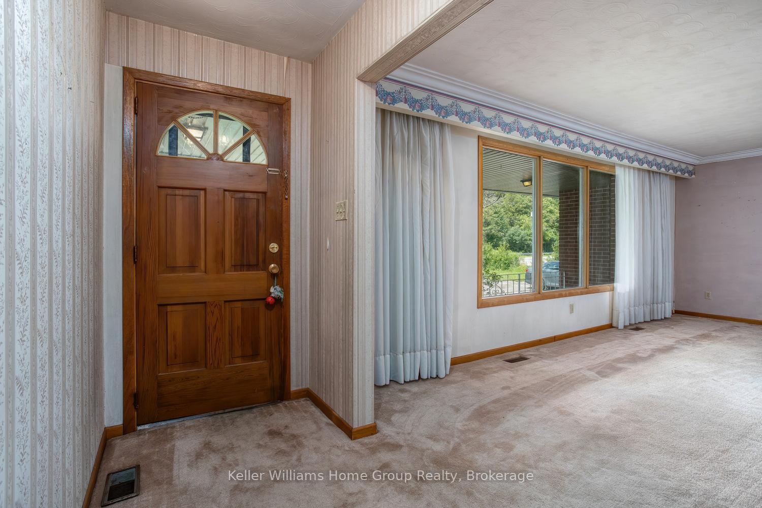 Photo 2 of 832 Victoria Road S, Puslinch, Rural Puslinch East — HOMEH
