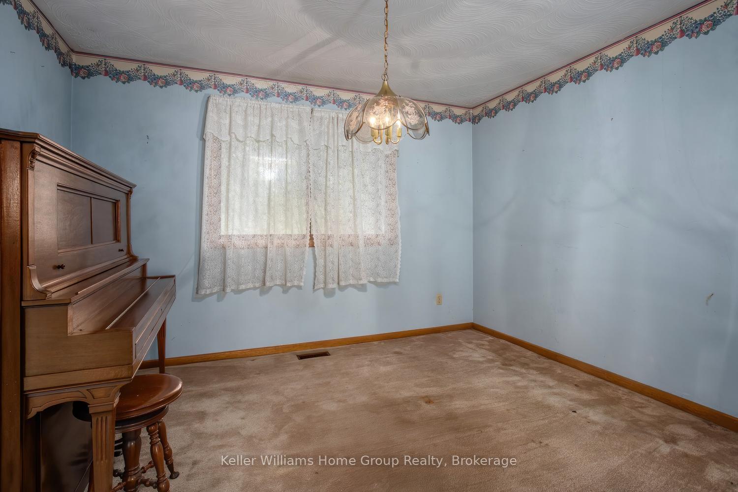 Photo 4 of 832 Victoria Road S, Puslinch, Rural Puslinch East — HOMEH