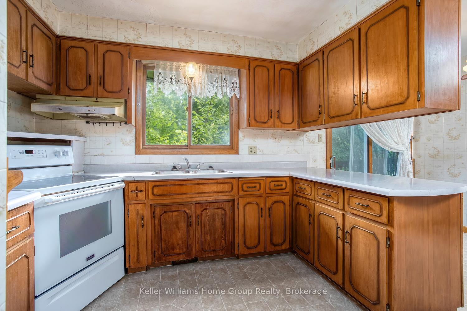 Photo 5 of 832 Victoria Road S, Puslinch, Rural Puslinch East — HOMEH