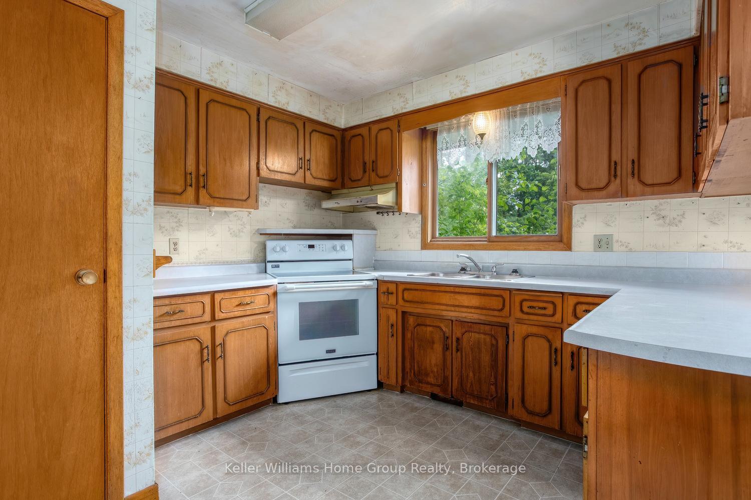 Photo 22 of 832 Victoria Road S, Puslinch, Rural Puslinch East — HOMEH