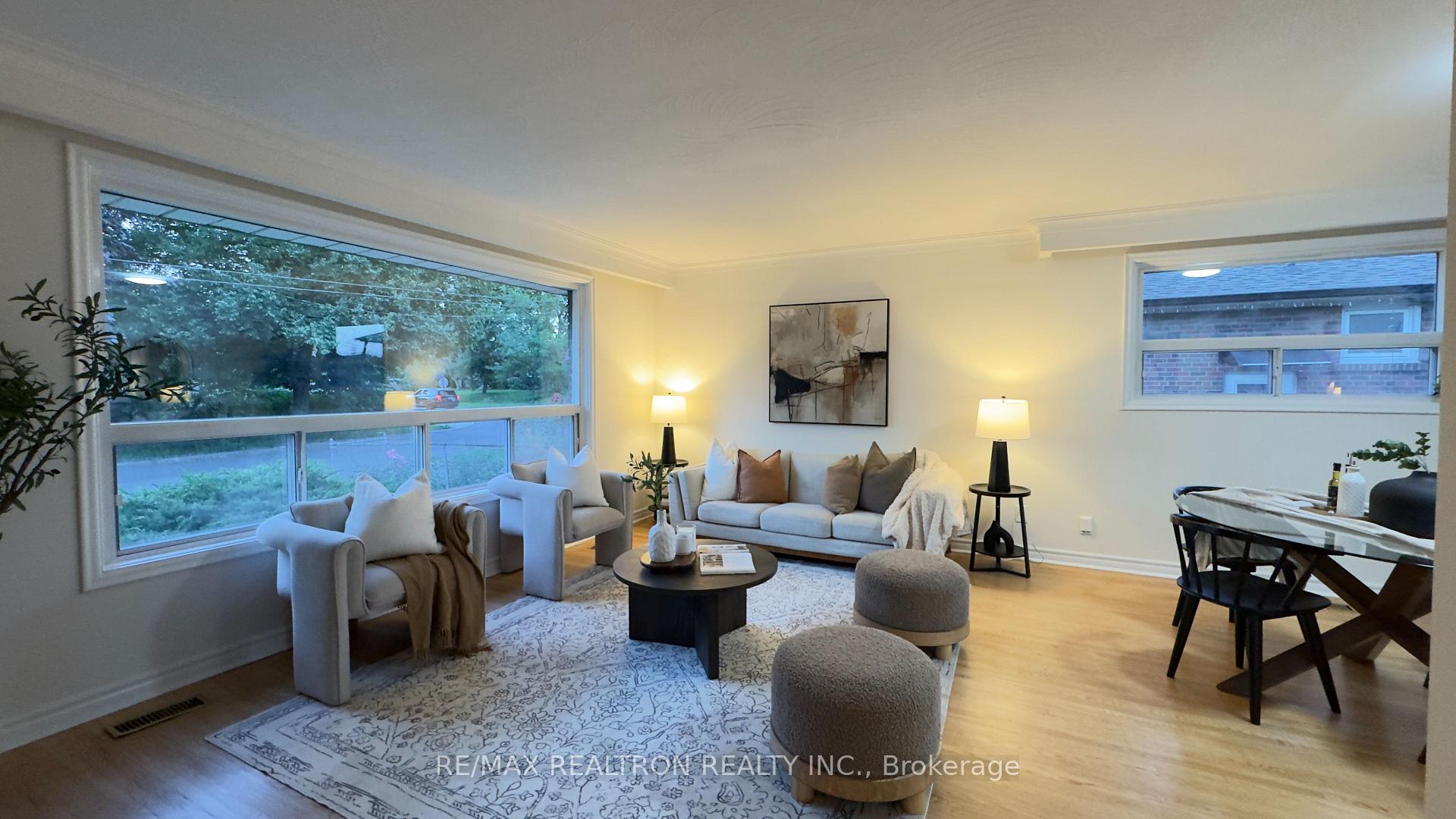 Photo 1 of 17 Chancellor Drive, Scarborough, Woburn — HOMEH