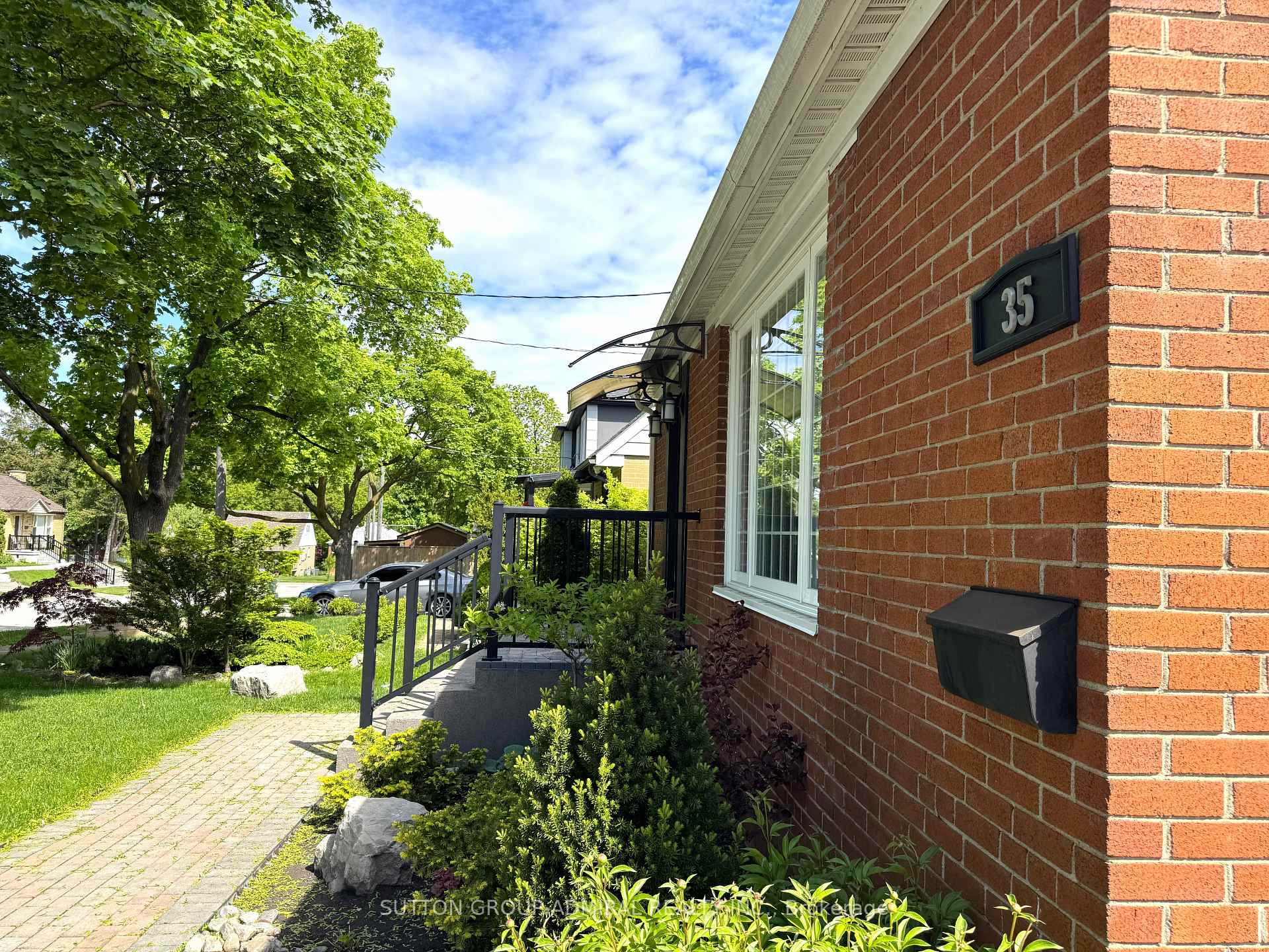 Photo 2 of 35 Coppermill Drive, Etobicoke, Rexdale-Kipling — HOMEH