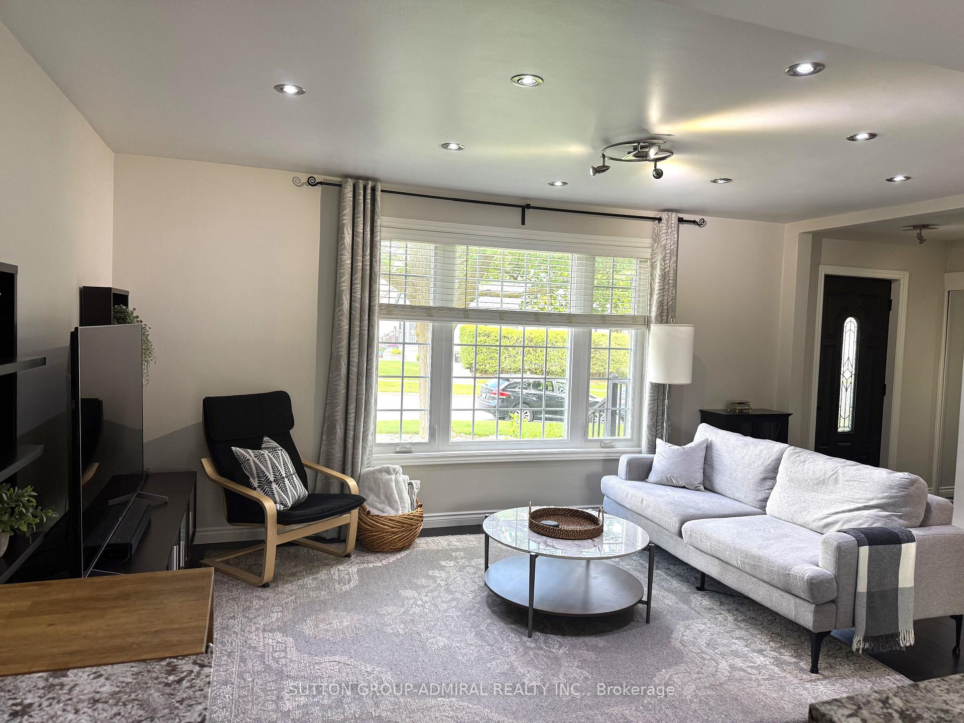 Photo 8 of 35 Coppermill Drive, Etobicoke, Rexdale-Kipling — HOMEH
