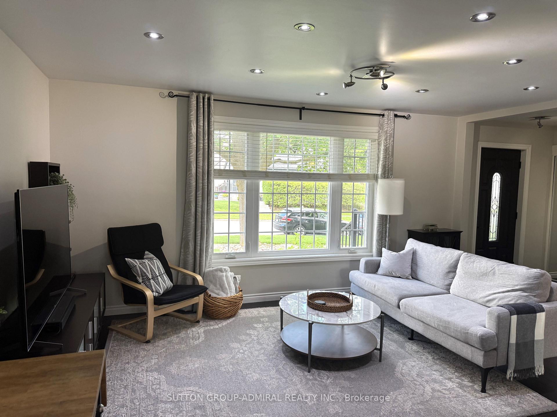 Photo 9 of 35 Coppermill Drive, Etobicoke, Rexdale-Kipling — HOMEH