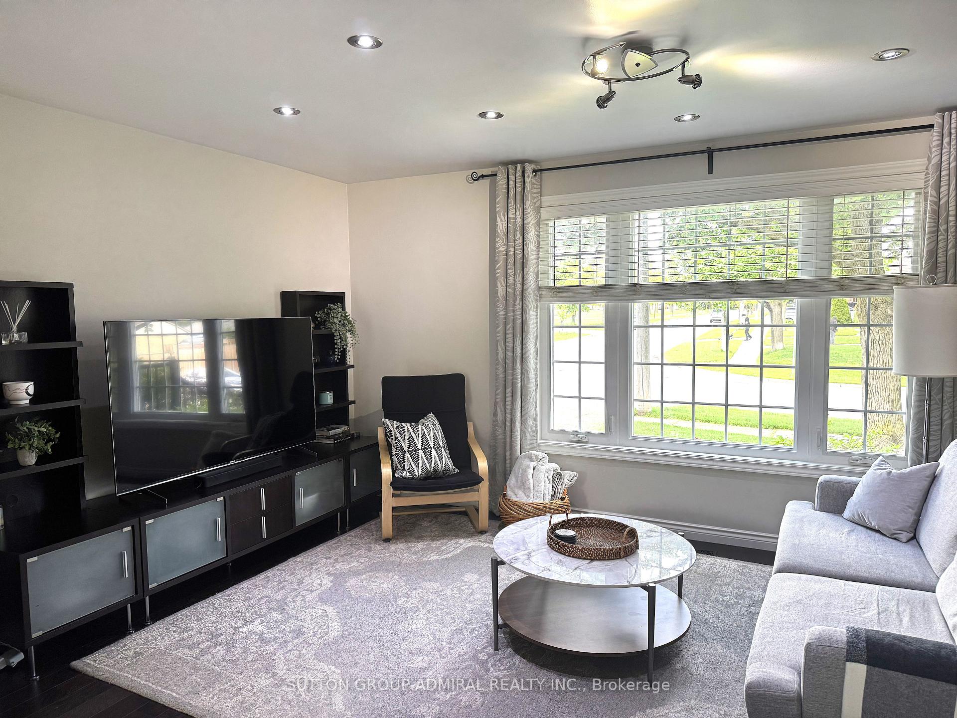 Photo 10 of 35 Coppermill Drive, Etobicoke, Rexdale-Kipling — HOMEH