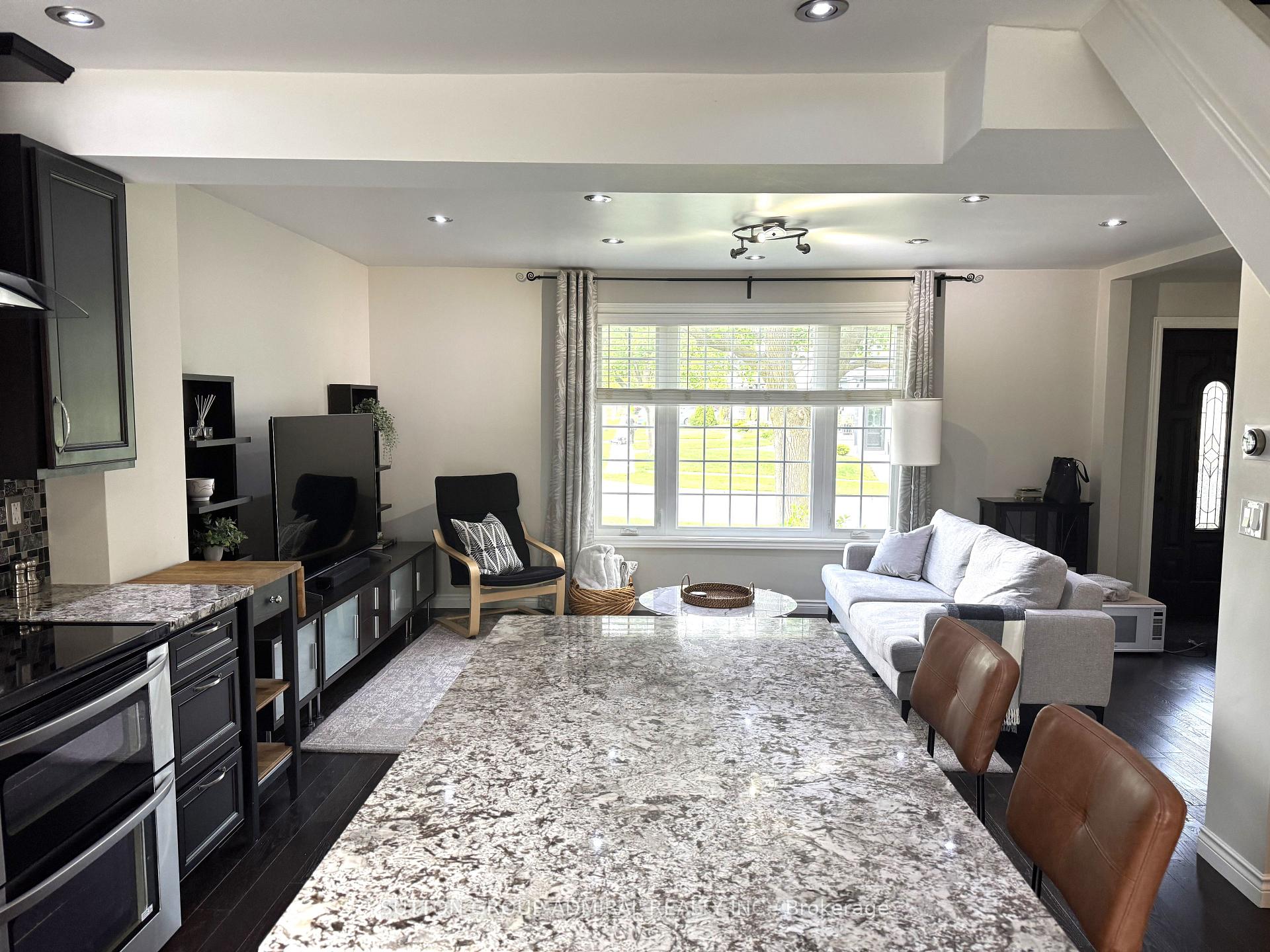 Photo 11 of 35 Coppermill Drive, Etobicoke, Rexdale-Kipling — HOMEH
