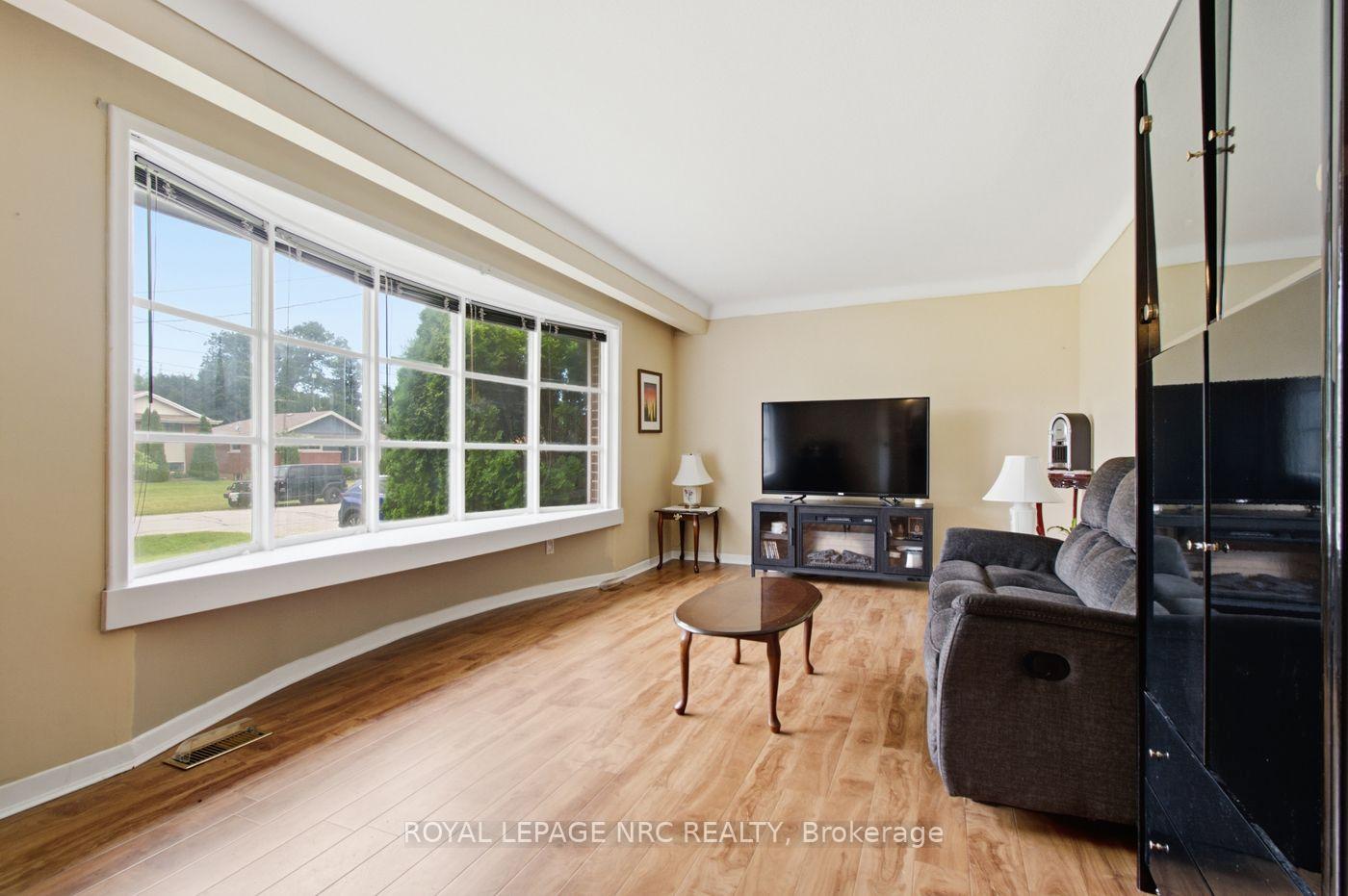 Photo 4 of 4381 Jackson Street, Lincoln, Beamsville — HOMEH