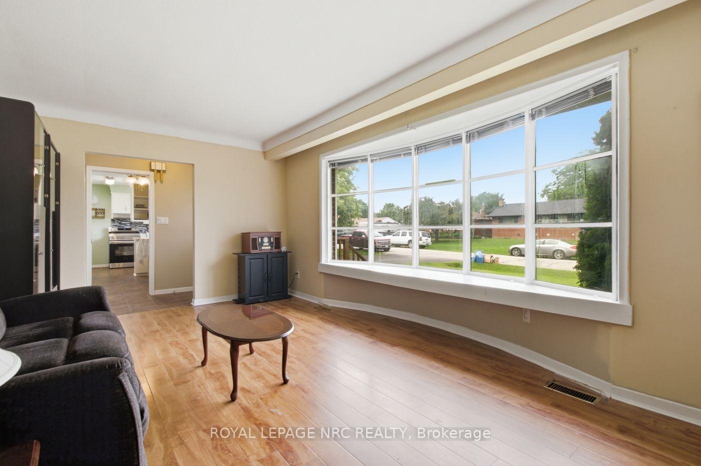 Photo 5 of 4381 Jackson Street, Lincoln, Beamsville — HOMEH