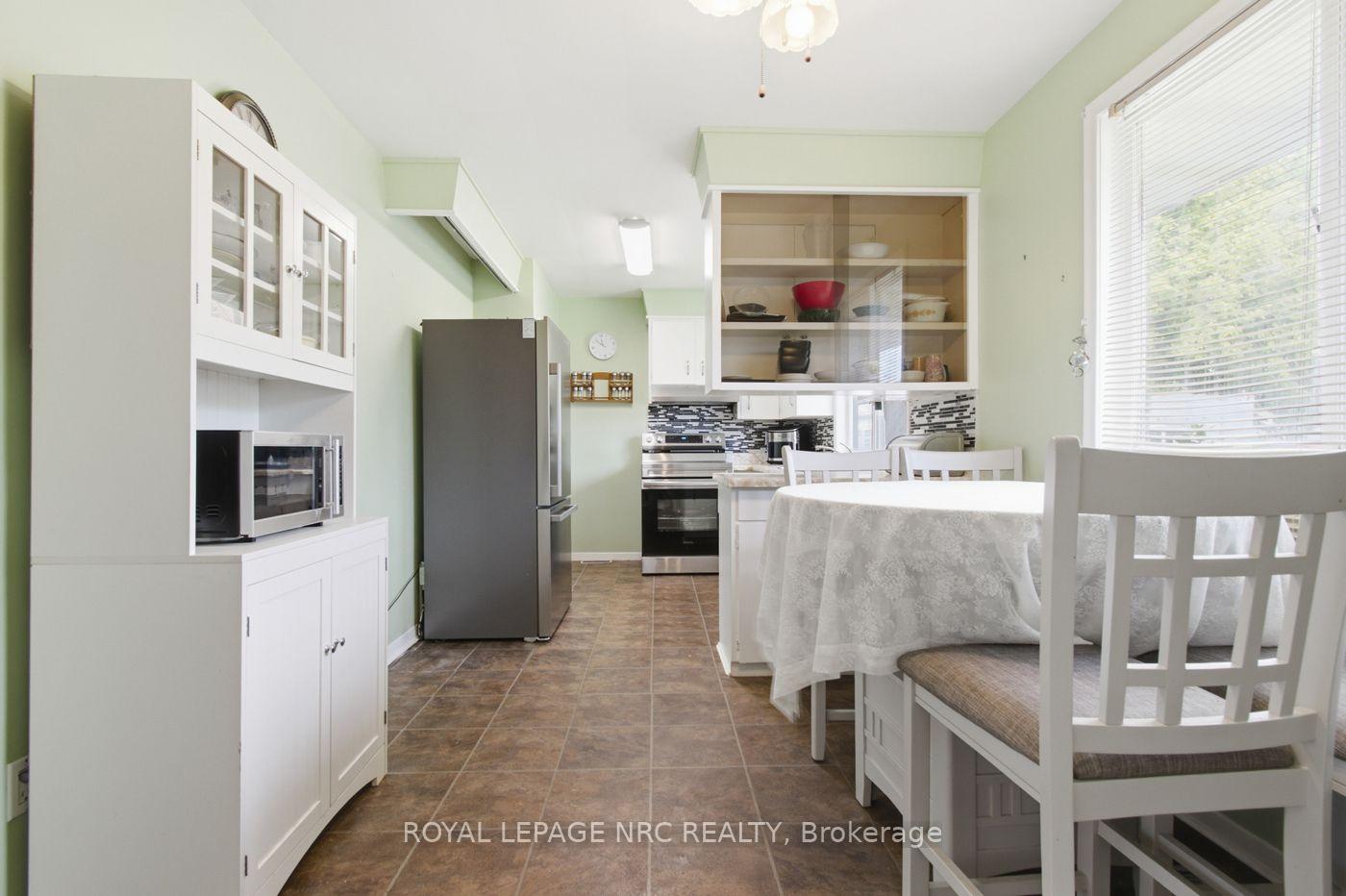 Photo 6 of 4381 Jackson Street, Lincoln, Beamsville — HOMEH