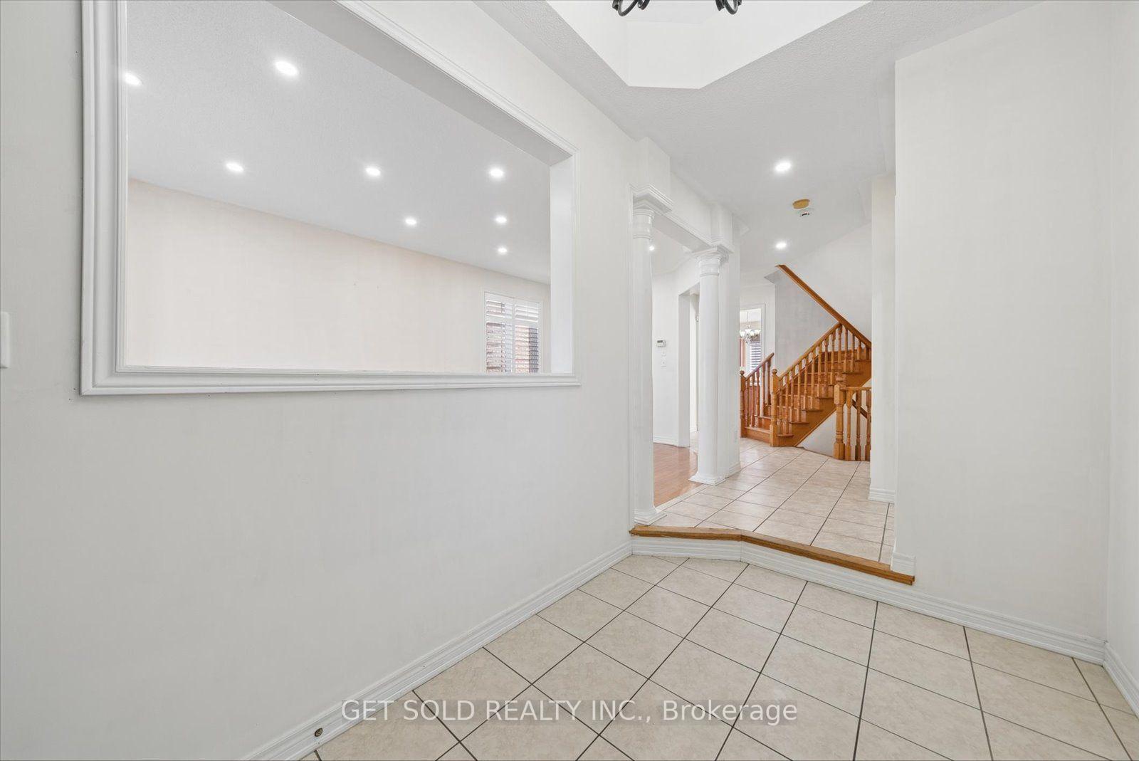 Photo 9 of 135 Earlsbridge Boulevard, Brampton, Fletcher's Meadow — HOMEH