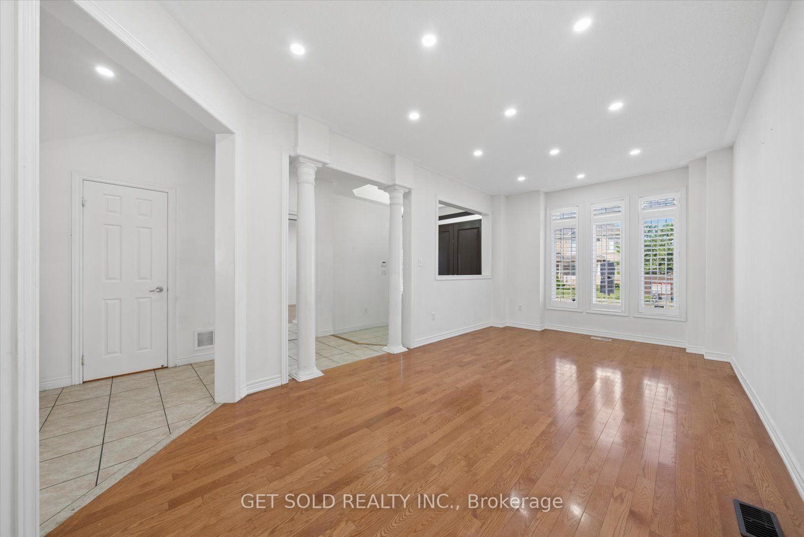 Photo 10 of 135 Earlsbridge Boulevard, Brampton, Fletcher's Meadow — HOMEH