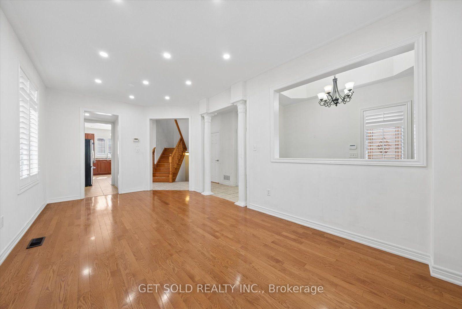 Photo 11 of 135 Earlsbridge Boulevard, Brampton, Fletcher's Meadow — HOMEH