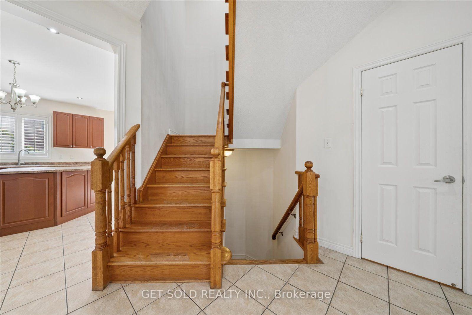 Photo 12 of 135 Earlsbridge Boulevard, Brampton, Fletcher's Meadow — HOMEH