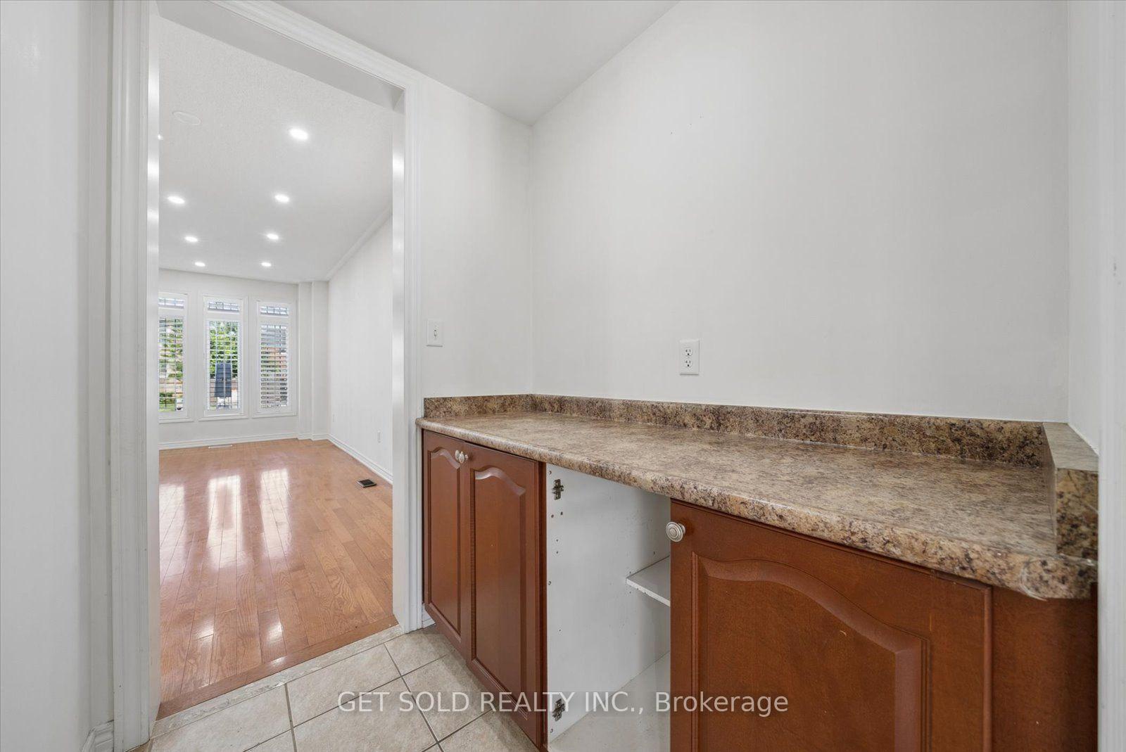 Photo 13 of 135 Earlsbridge Boulevard, Brampton, Fletcher's Meadow — HOMEH