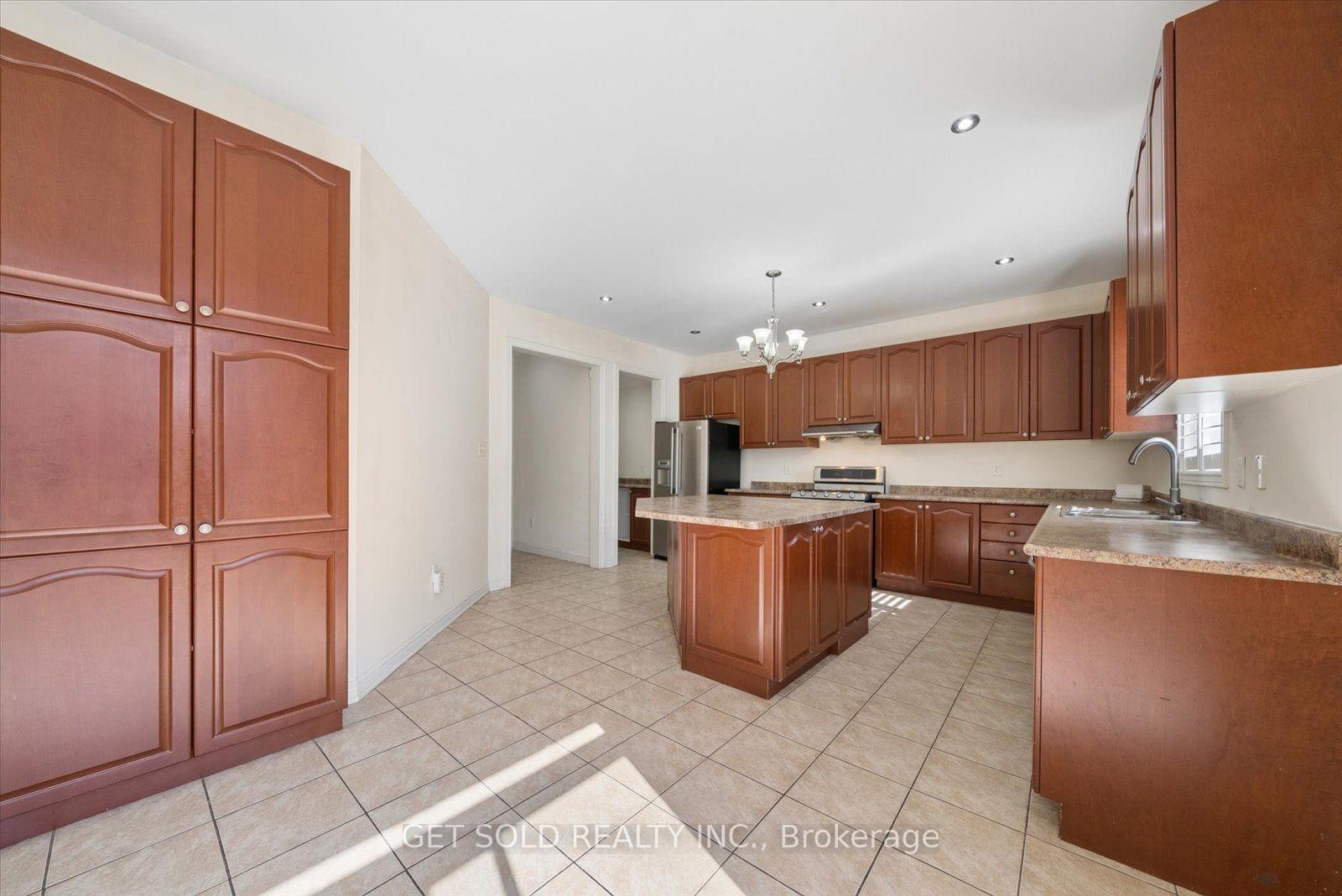 Photo 14 of 135 Earlsbridge Boulevard, Brampton, Fletcher's Meadow — HOMEH