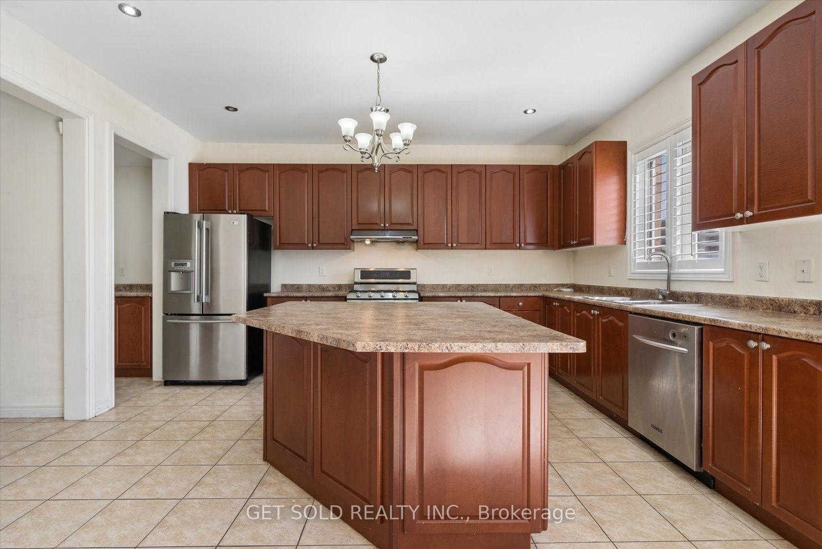 Photo 15 of 135 Earlsbridge Boulevard, Brampton, Fletcher's Meadow — HOMEH