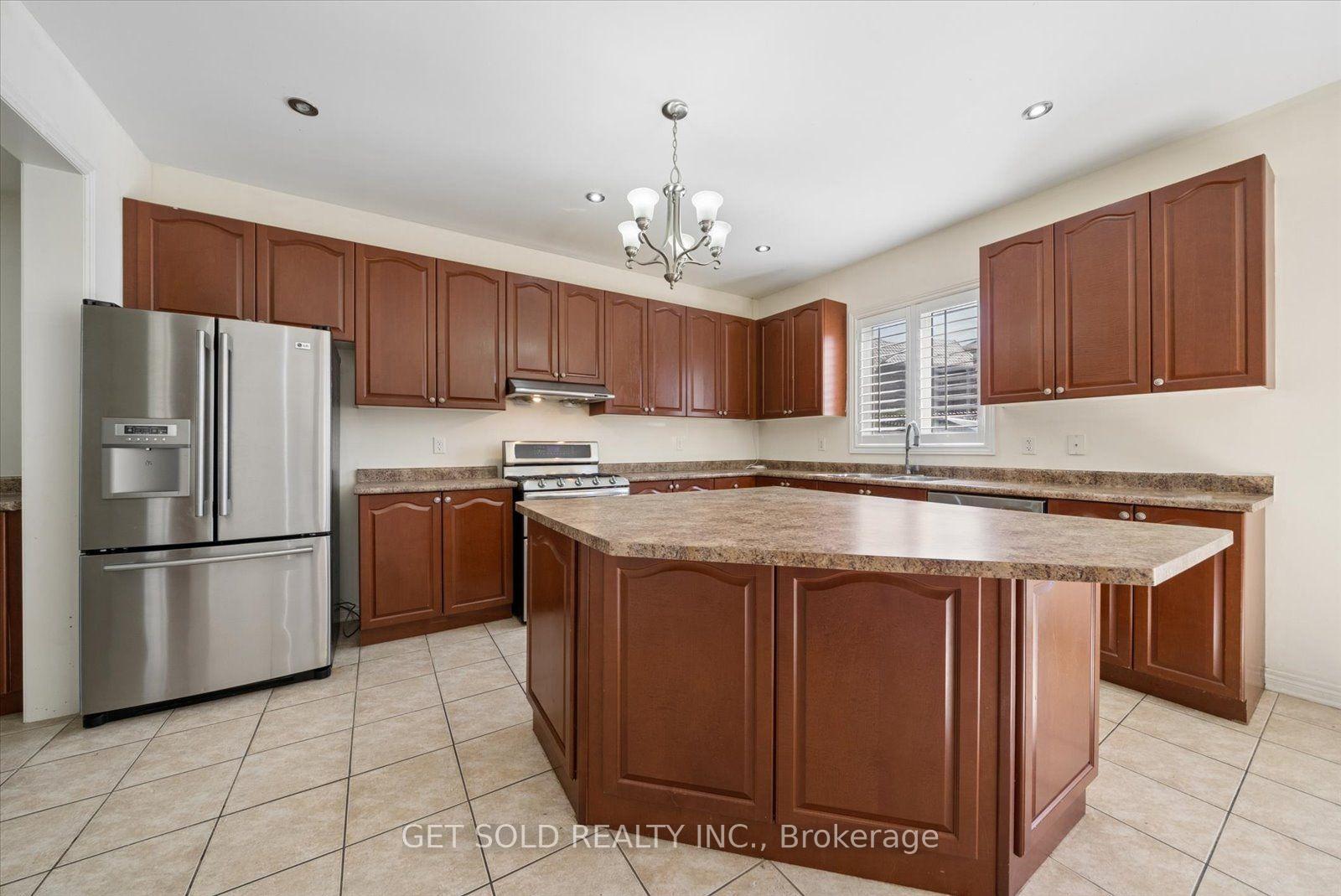 Photo 16 of 135 Earlsbridge Boulevard, Brampton, Fletcher's Meadow — HOMEH
