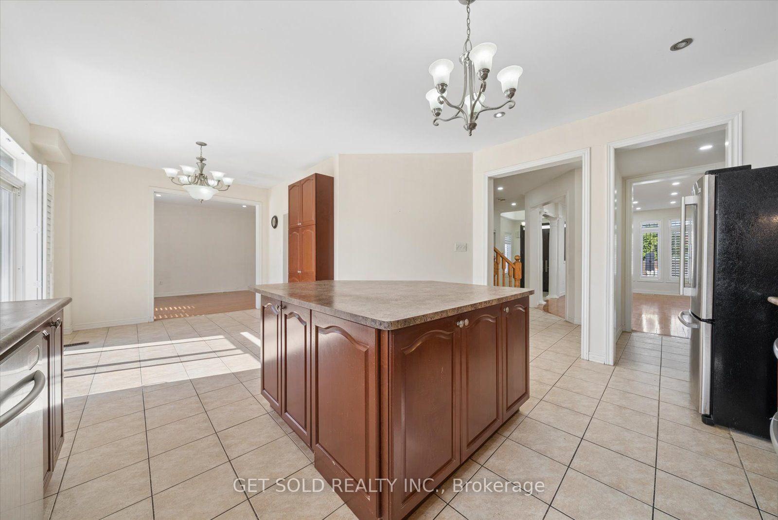 Photo 17 of 135 Earlsbridge Boulevard, Brampton, Fletcher's Meadow — HOMEH