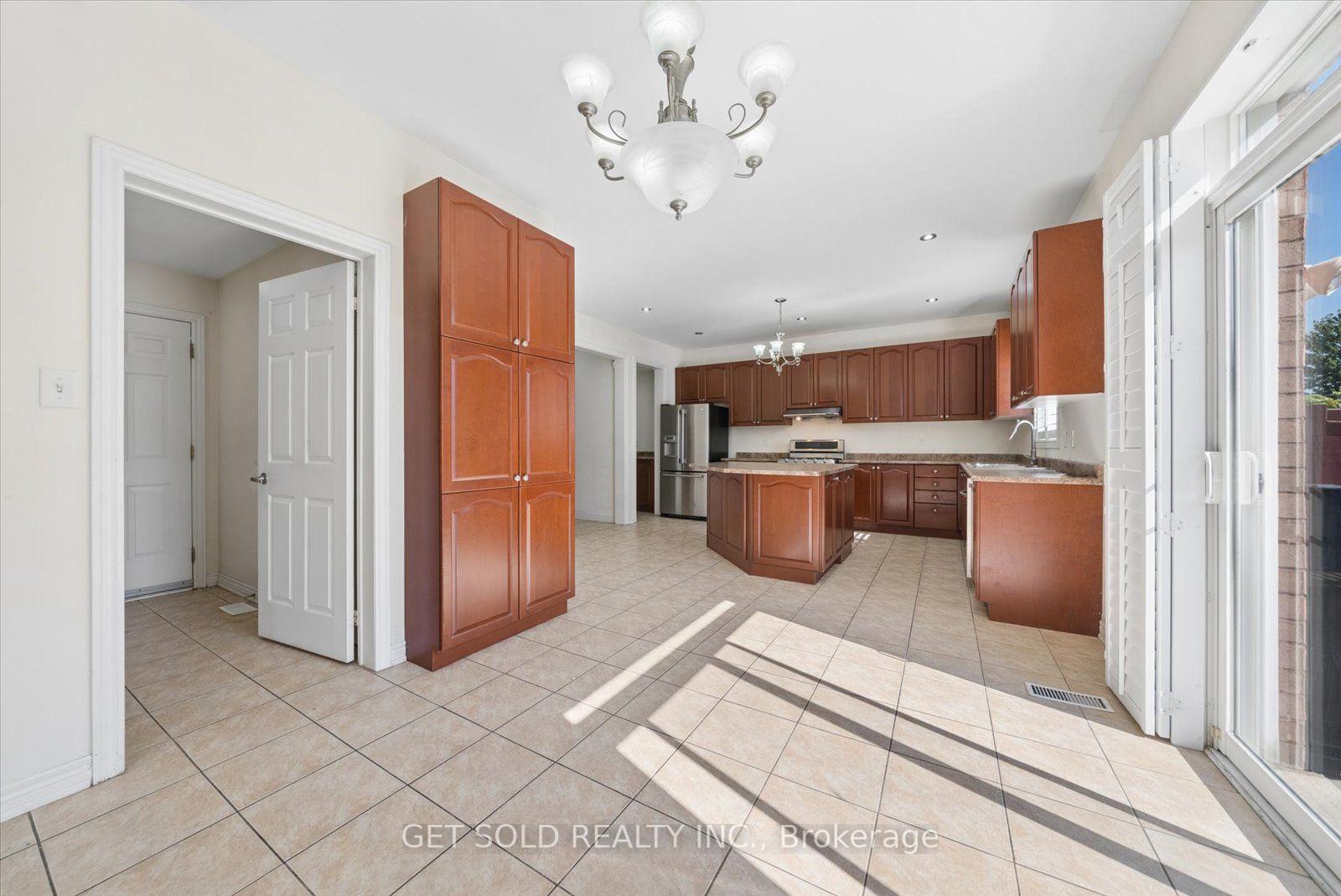 Photo 18 of 135 Earlsbridge Boulevard, Brampton, Fletcher's Meadow — HOMEH