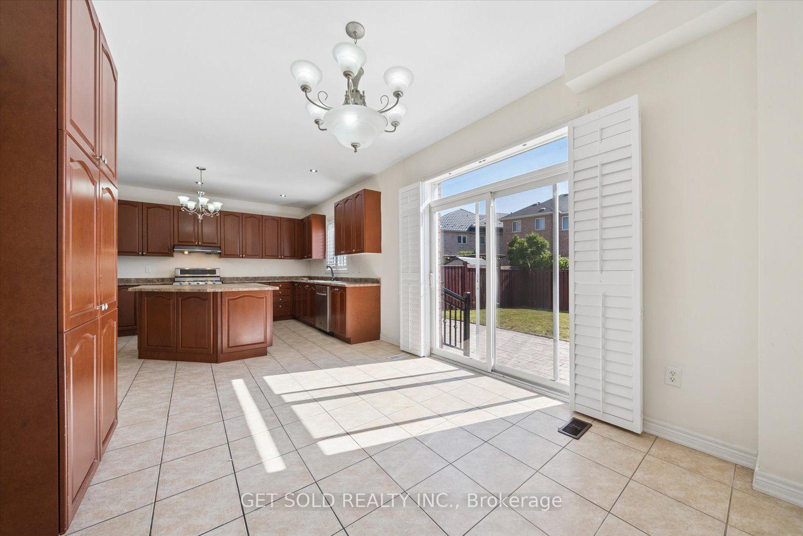 Photo 19 of 135 Earlsbridge Boulevard, Brampton, Fletcher's Meadow — HOMEH