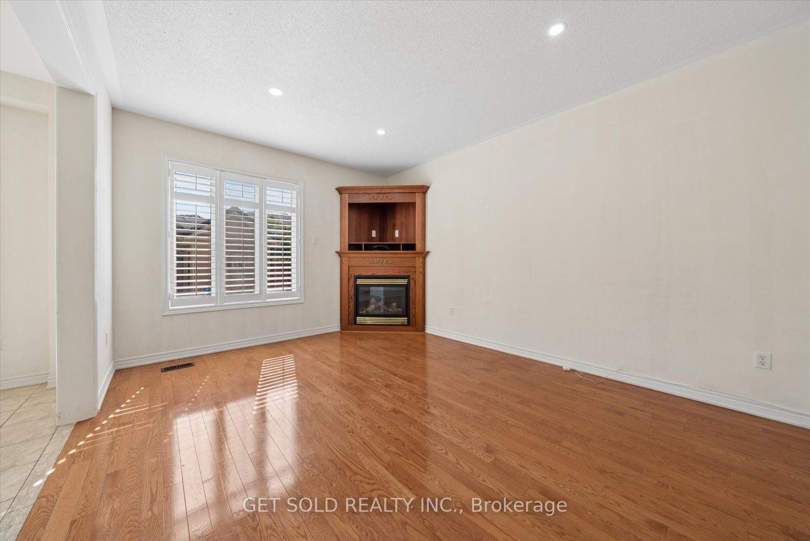 Photo 20 of 135 Earlsbridge Boulevard, Brampton, Fletcher's Meadow — HOMEH