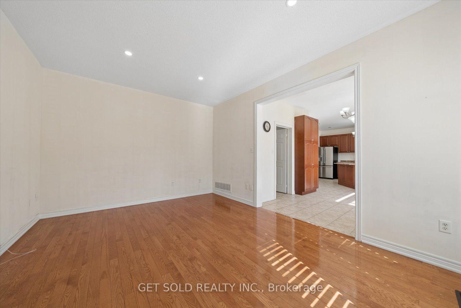 Photo 21 of 135 Earlsbridge Boulevard, Brampton, Fletcher's Meadow — HOMEH